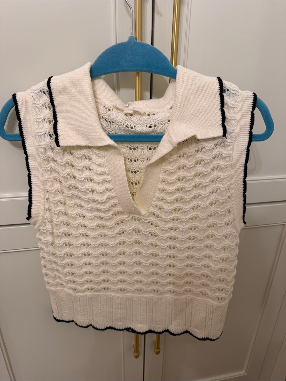 Entro Women’s Cream Knit Sleeveless Sweater Vest with black Contrast Trim size M